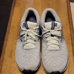 Brooks Men's Glycerin 17 Grey running sneakes, size 11 2E wide